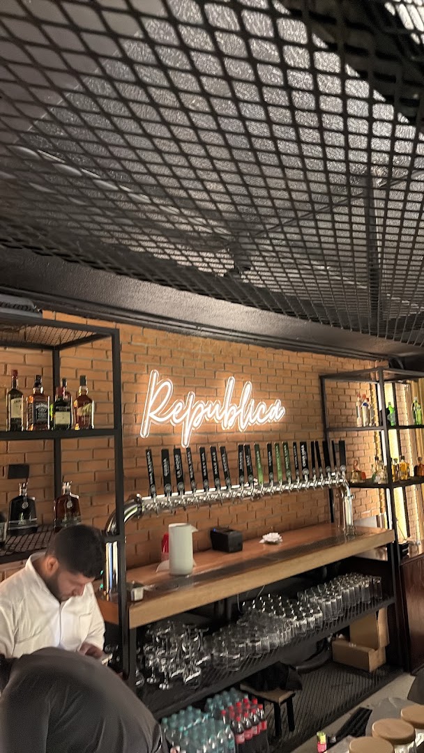 Room Bar República Brewing: clear view of bar interior