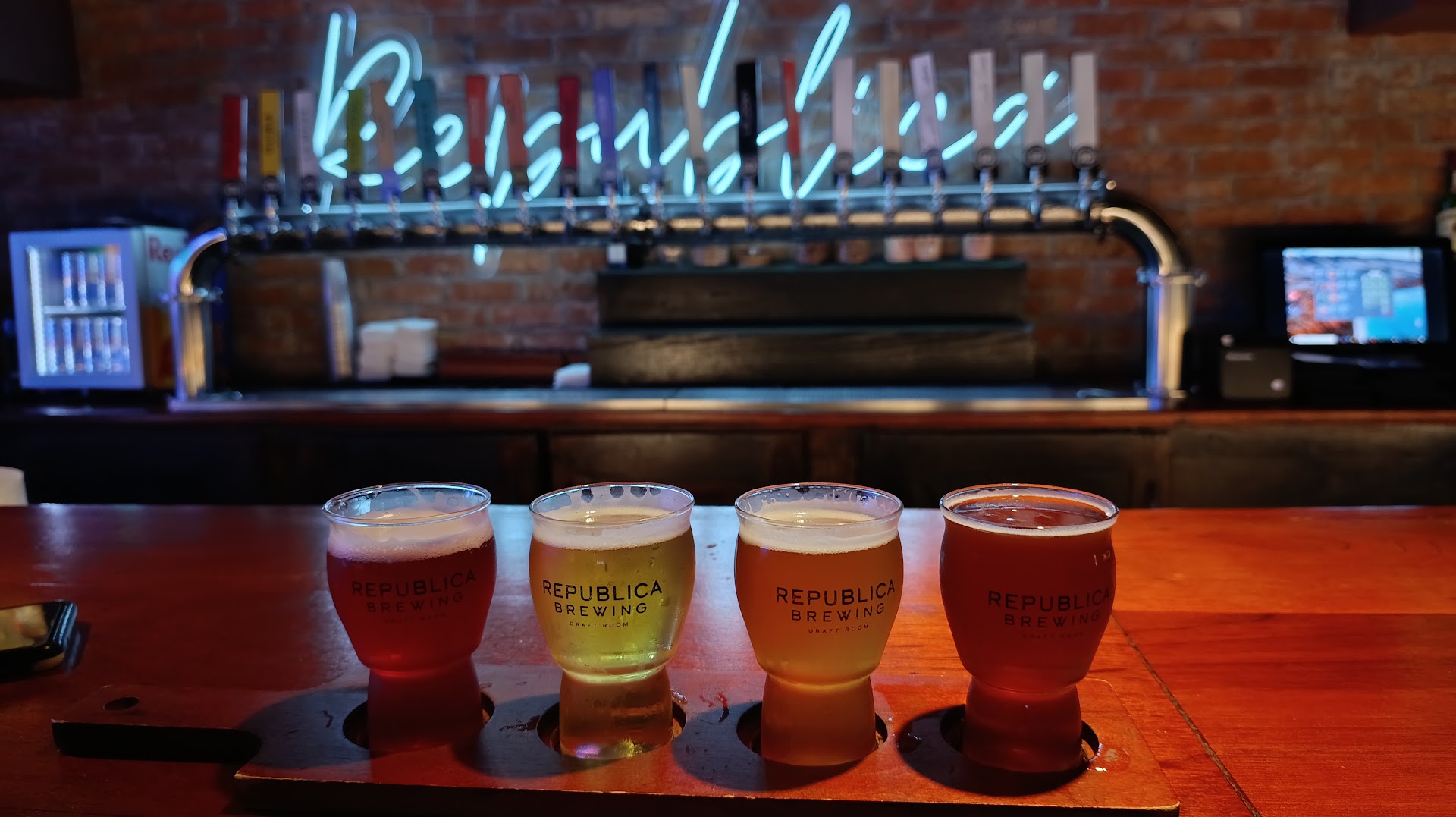 Room Bar República Brewing: high quality beer flight photo
