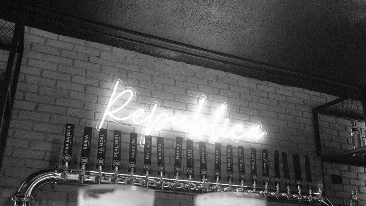 Room Bar República Brewing: atmospheric shot of bar interior