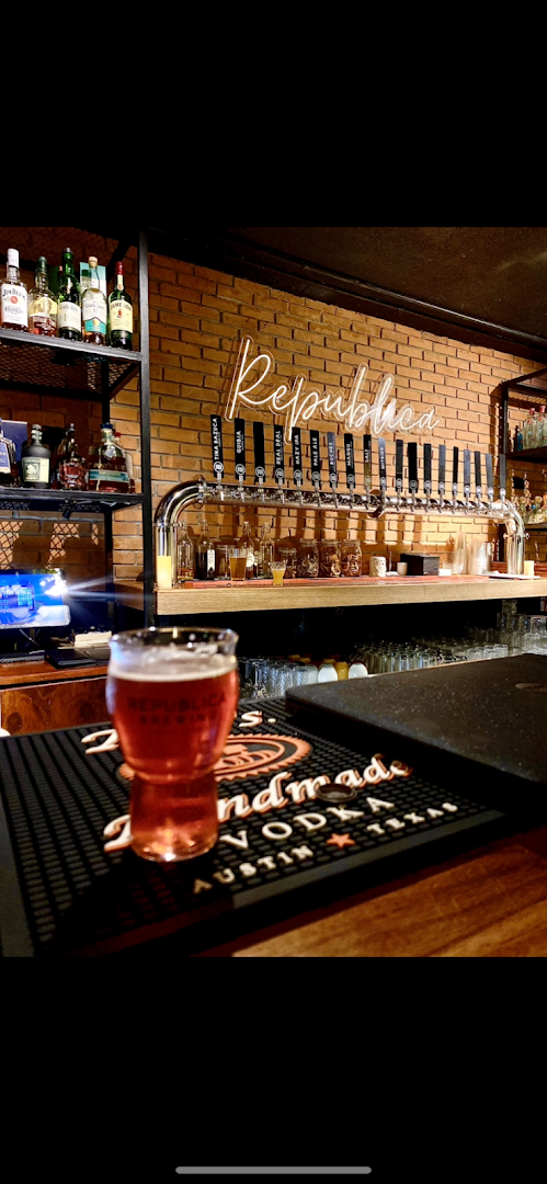 Room Bar República Brewing: attractive bar interior and drink