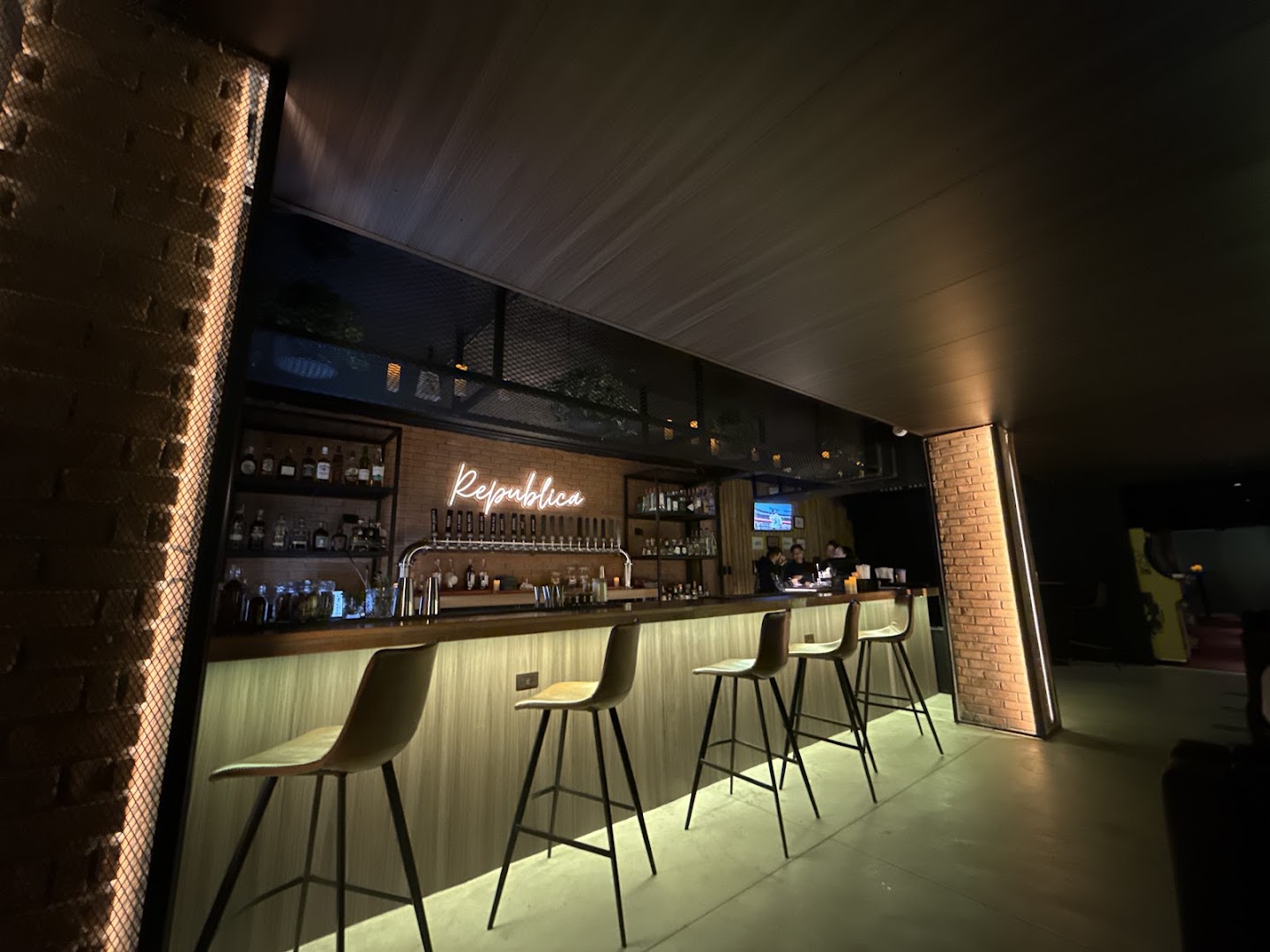 Room Bar República Brewing: high quality interior bar shot