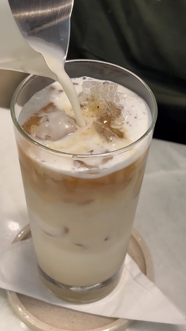 The Hearty Hub: appealing shot of drink preparation