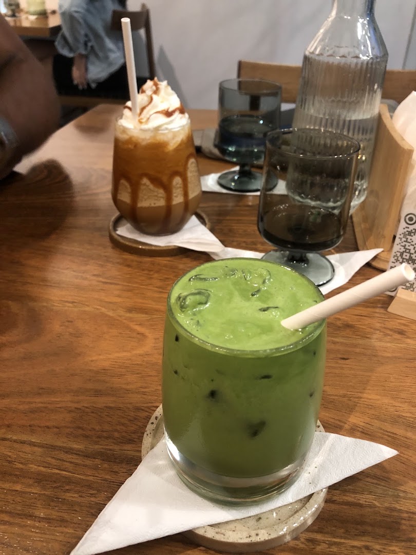 The Hearty Hub: appetizing photo of bar drinks