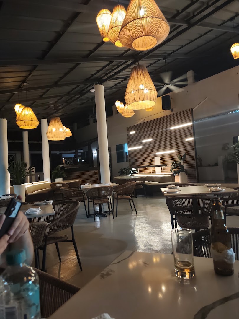 El Carnaval Restaurant and Lounge: inviting atmosphere and clear interior