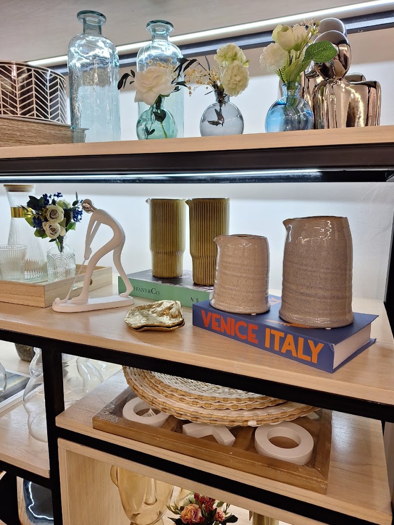 Season's Basics: clear, attractive product display photo