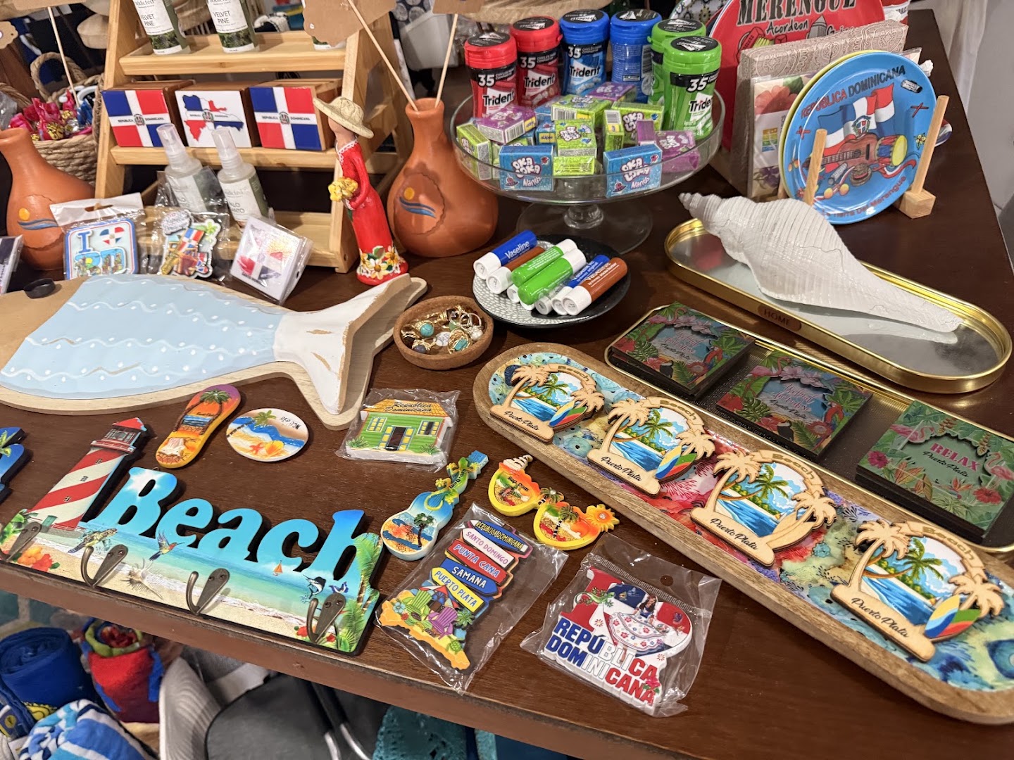 Season's Basics: clear display of shop products