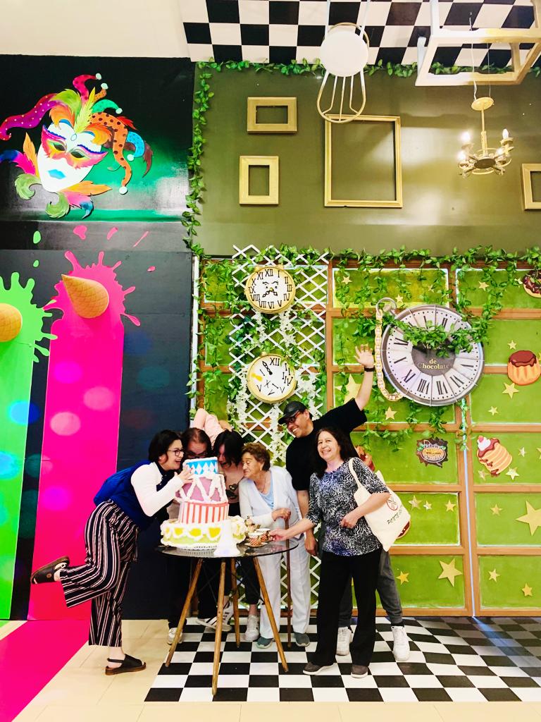 Fábrica Mágica de Chocolate: customers enjoying the shop
