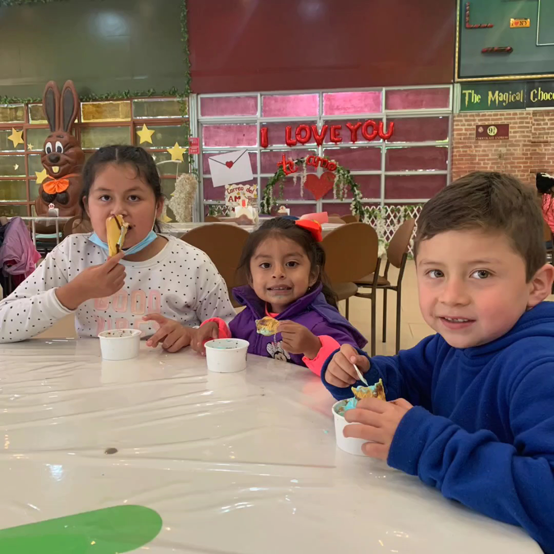 Fábrica Mágica de Chocolate: customers enjoying the venue