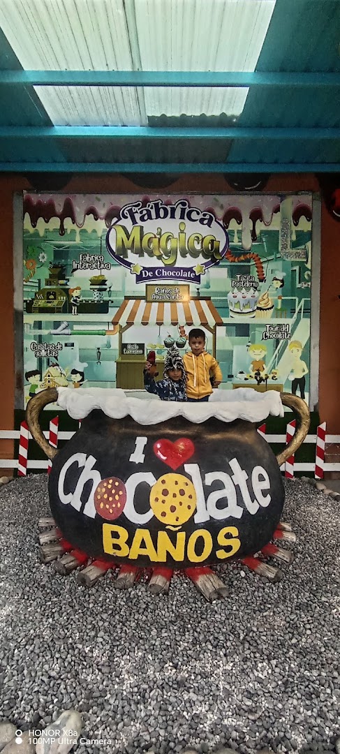 Fábrica Mágica de Chocolate: shop interior and branding