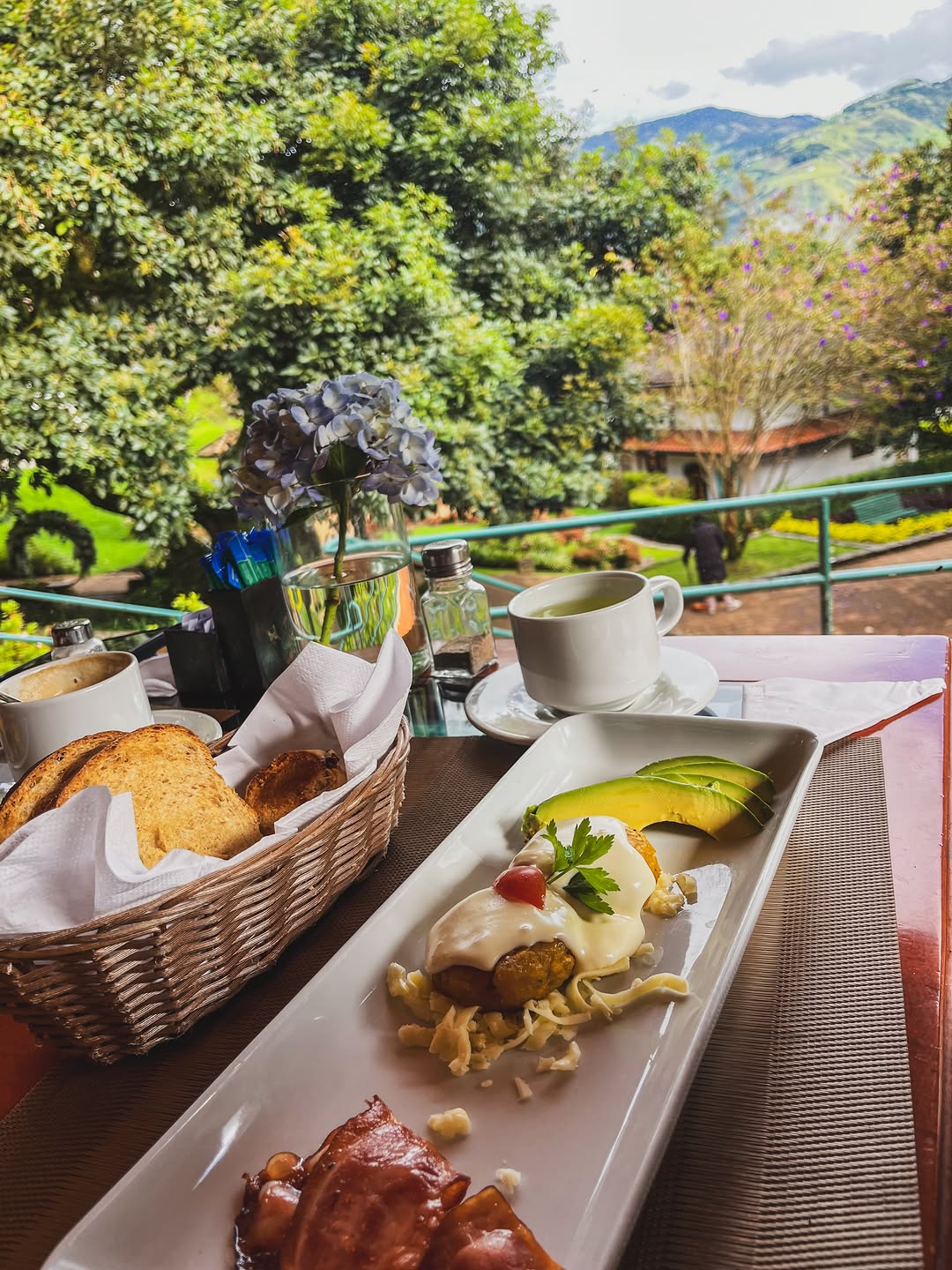 Luna Bar Rooftop: appetizing food and scenic view