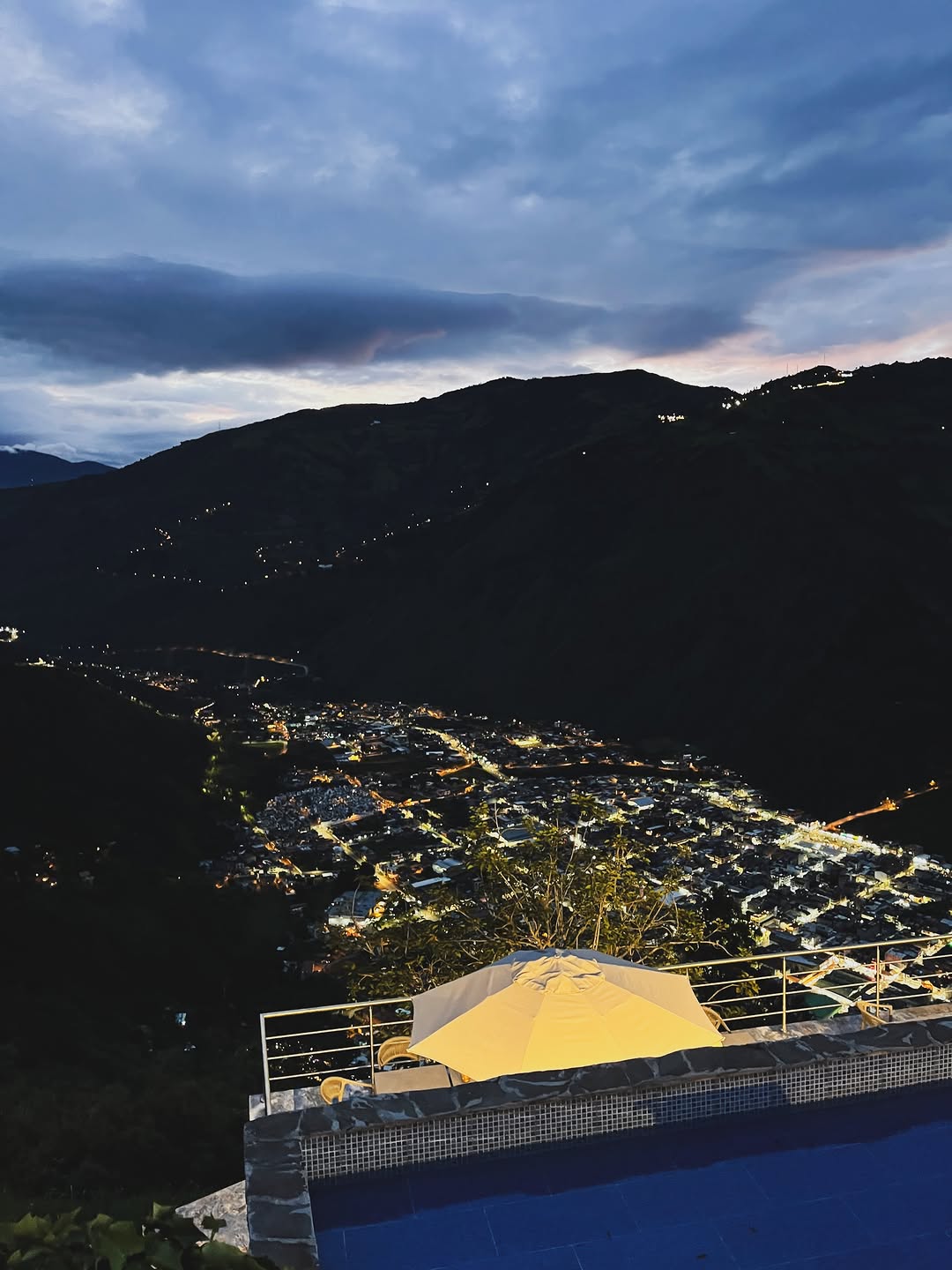 Luna Bar Rooftop: stunning rooftop view of city