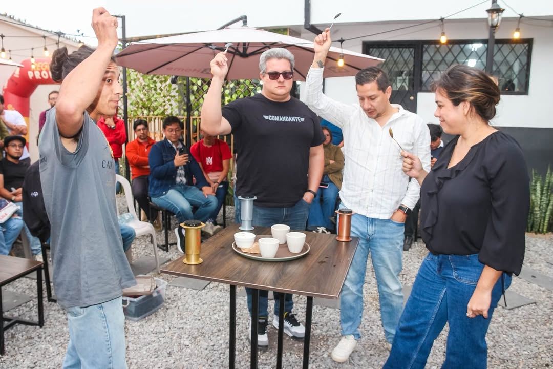 Alquimia by Coffee Brew: people enjoying coffee event