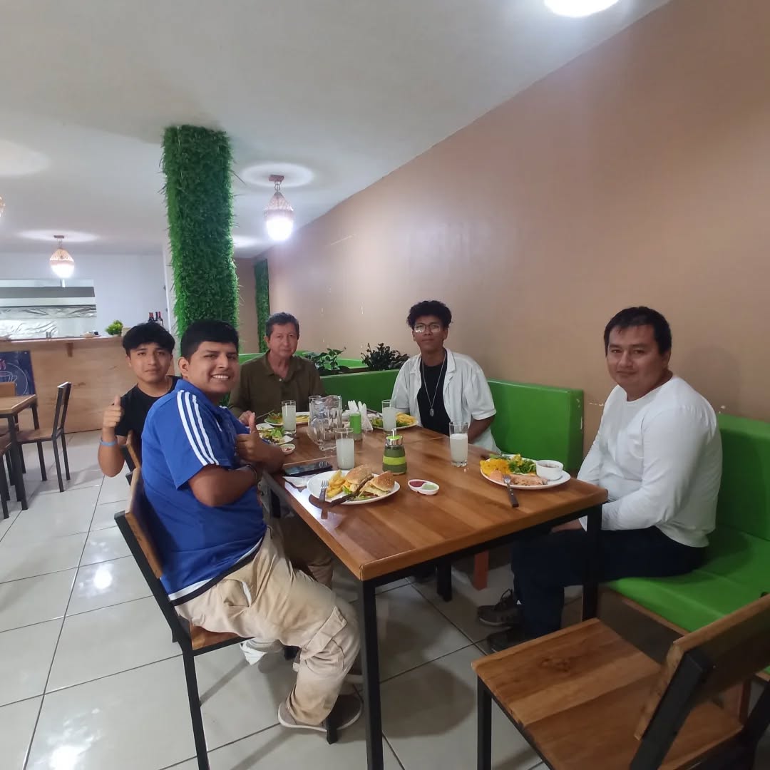 Manakin Coffee & Restaurant: customers enjoying the restaurant atmosphere