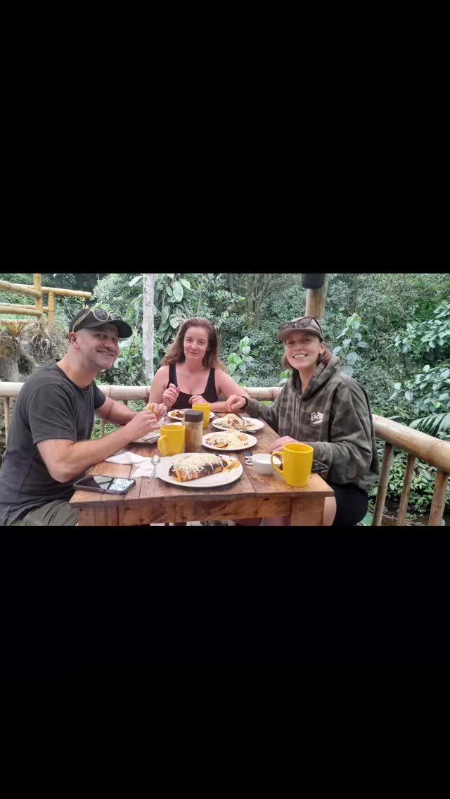 My Little Venezia Mindo: happy customers dining outdoors