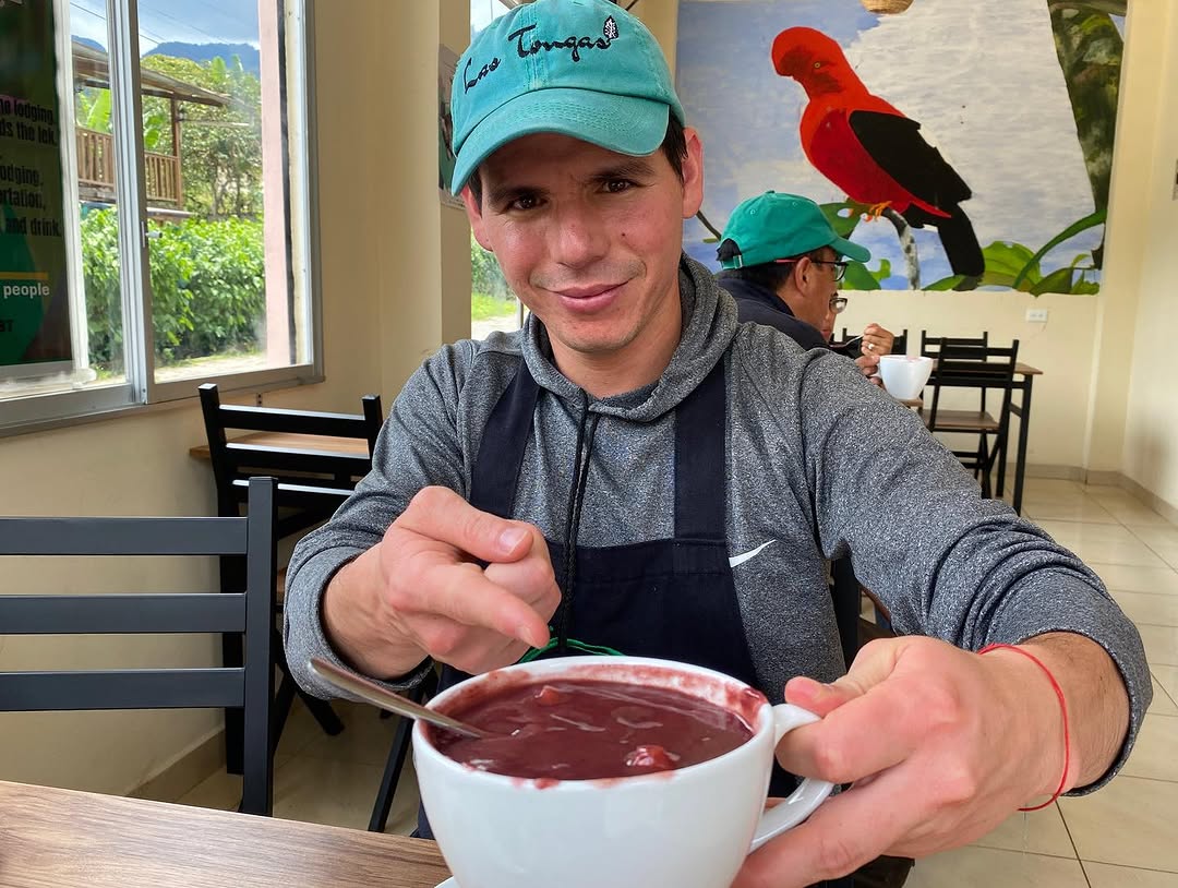 Restaurante Las Cañitas: staff member presenting restaurant food