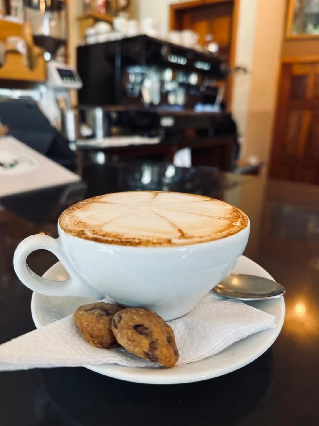 Toucanet Coffee Mindo: appetizing coffee and cookie presentation