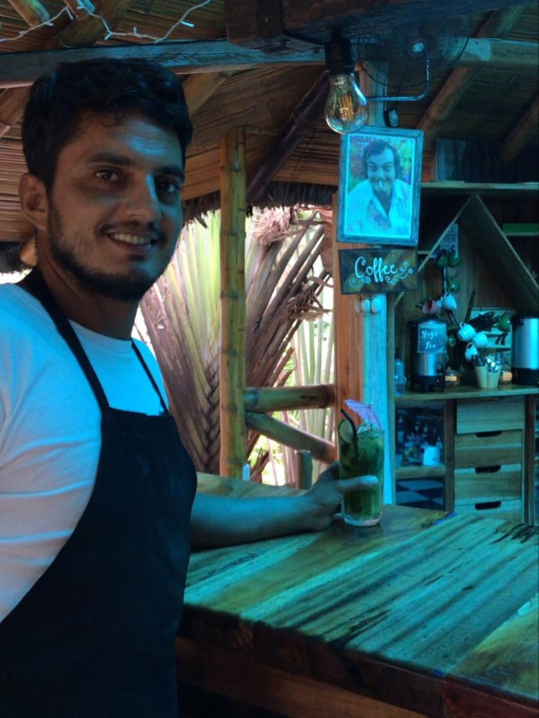 Jajá En Balsa: friendly staff in venue setting