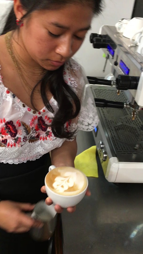 La Cosecha Coffee & Bakery: professional barista preparing coffee art