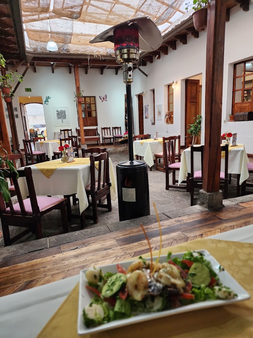 Pakari Tambo: inviting atmosphere and food presentation