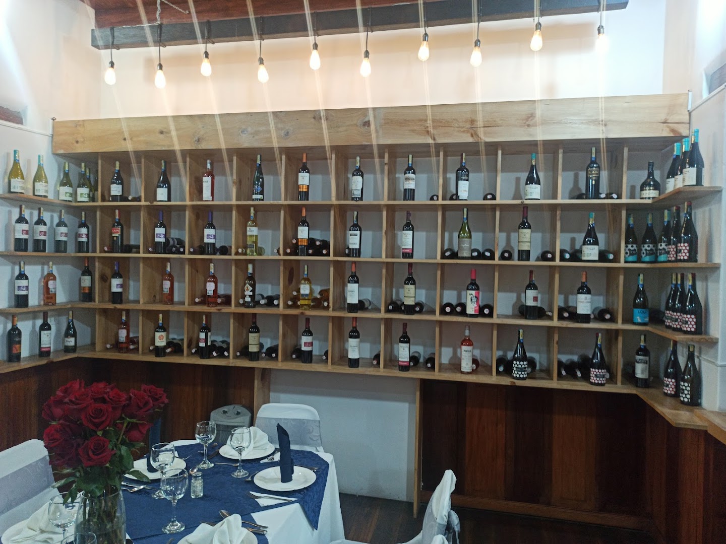 Pakari Tambo: clean, professional interior wine display
