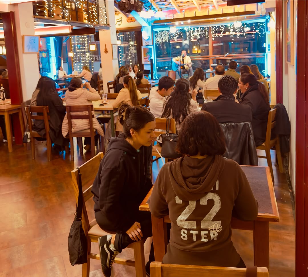 SISA Café & Arte: lively atmosphere and interior