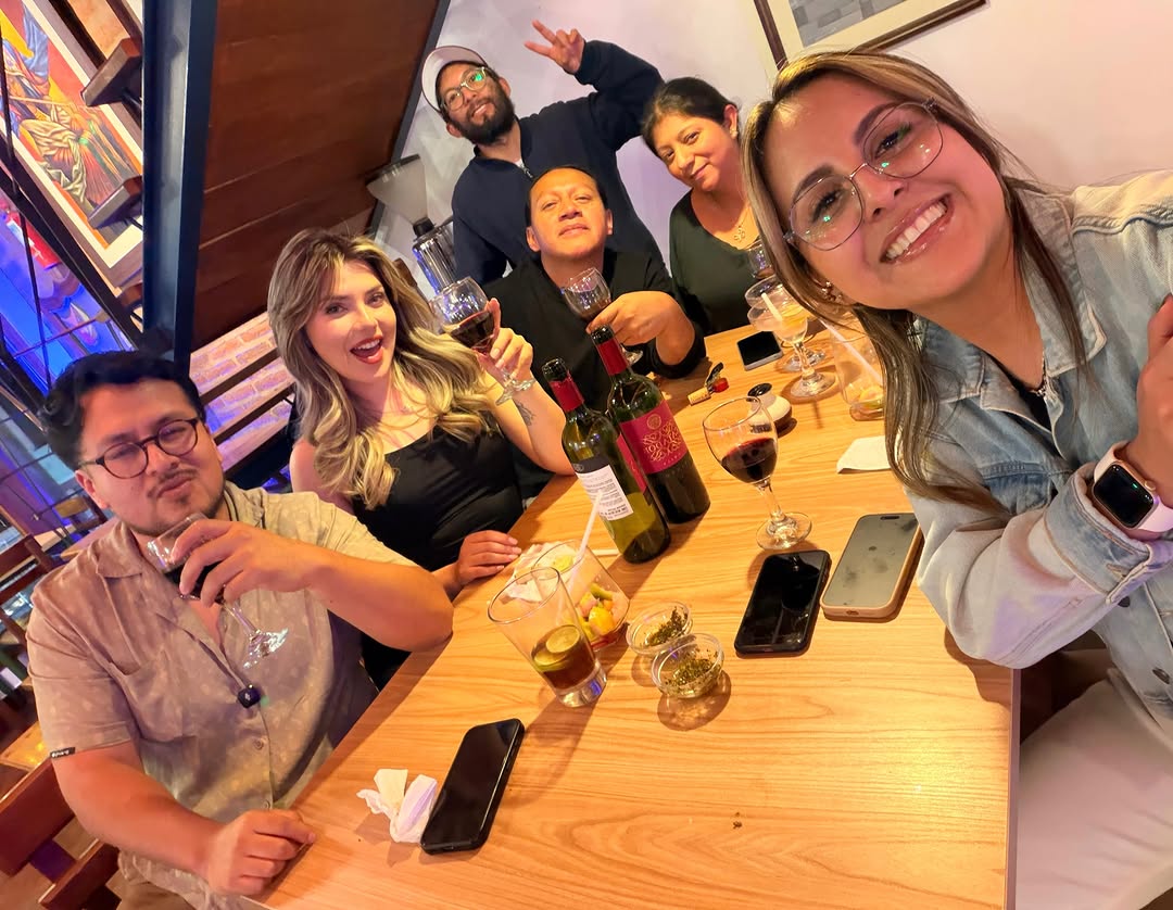 SISA Café & Arte: customers enjoying the venue