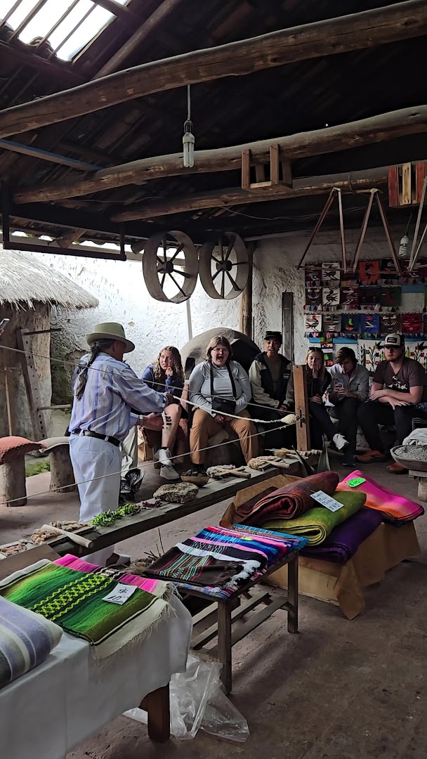 Taller Artesanal Peguche Wasi: authentic cultural craft demonstration