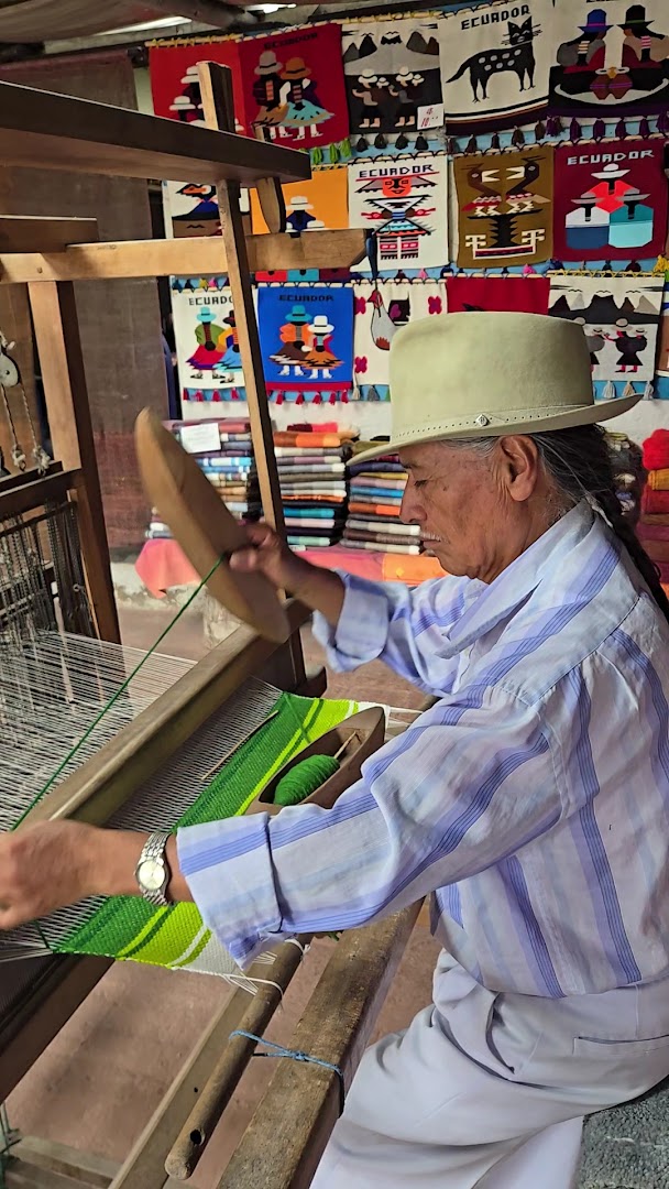 Taller Artesanal Peguche Wasi: authentic cultural weaving process