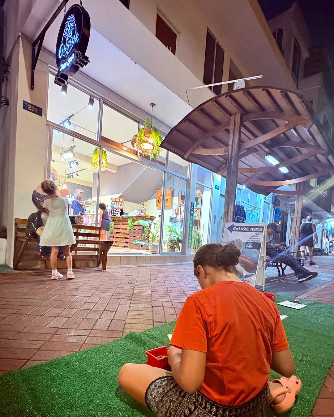 593 Origins: inviting storefront with active atmosphere