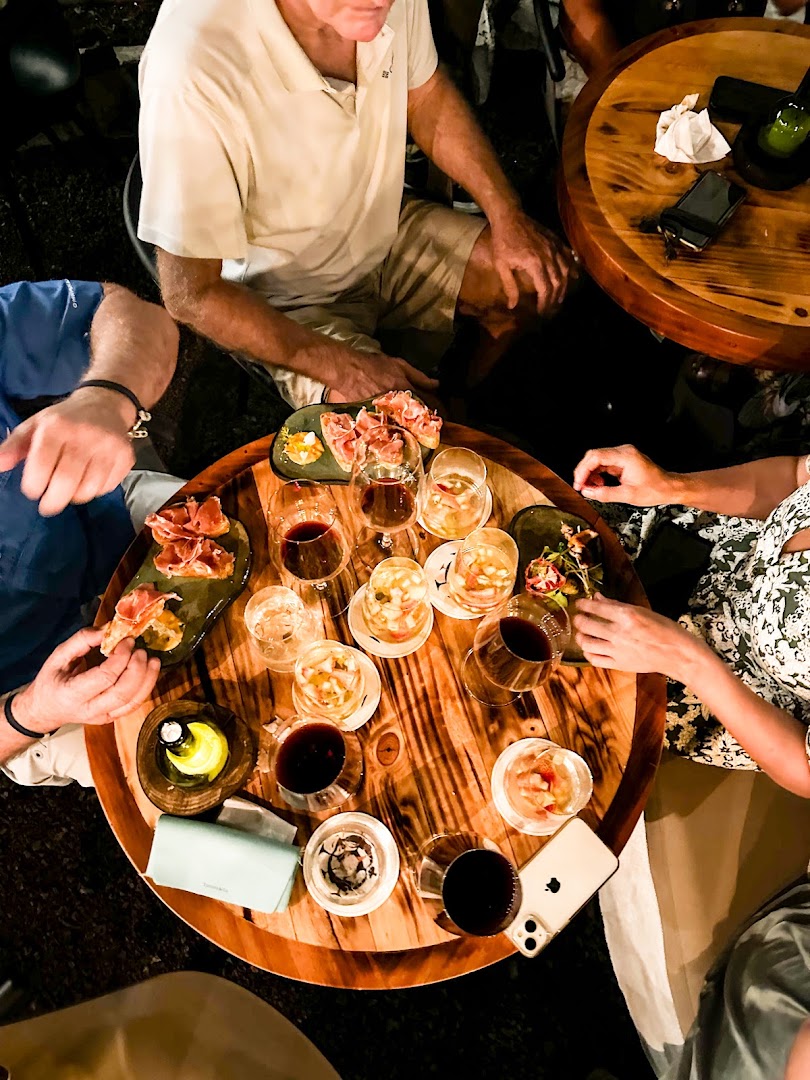Ayora Resto Wine: inviting social atmosphere with food