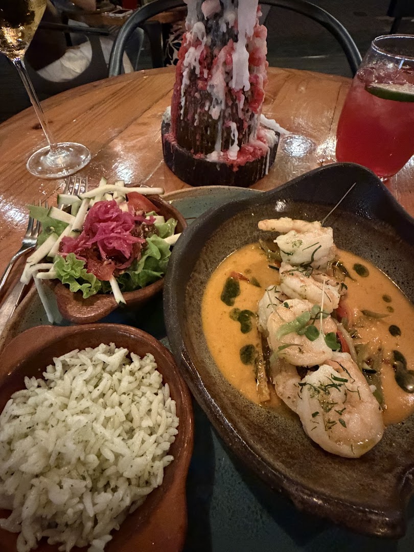 Ayora Resto Wine: appetizing food and drink presentation