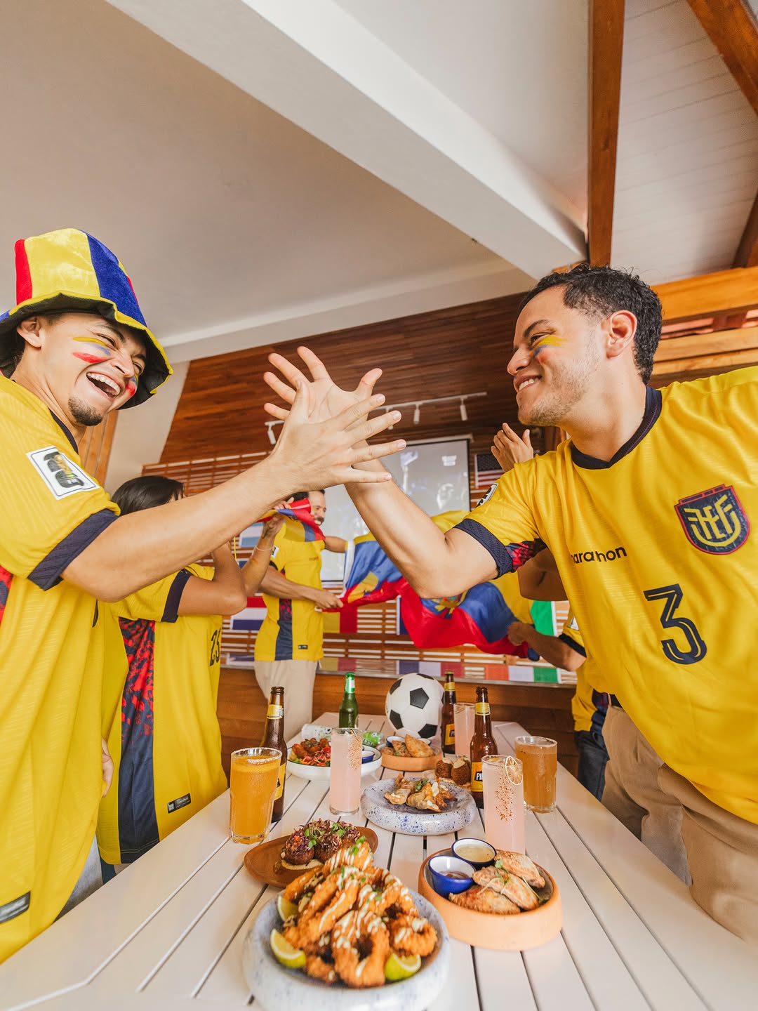 Bahía Mar: customers enjoying the venue