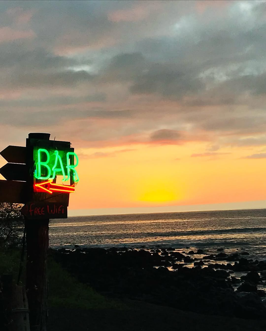 Black Beach Lounge Bar: atmospheric shot of venue exterior