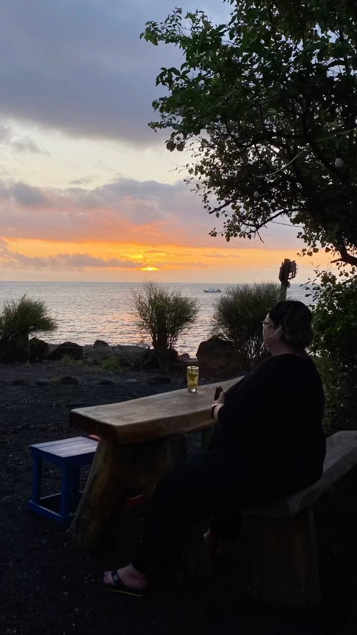 Black Beach Lounge Bar: atmospheric photo showing venue experience
