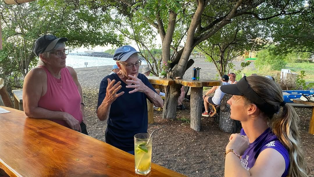 Black Beach Lounge Bar: atmosphere and happy guests