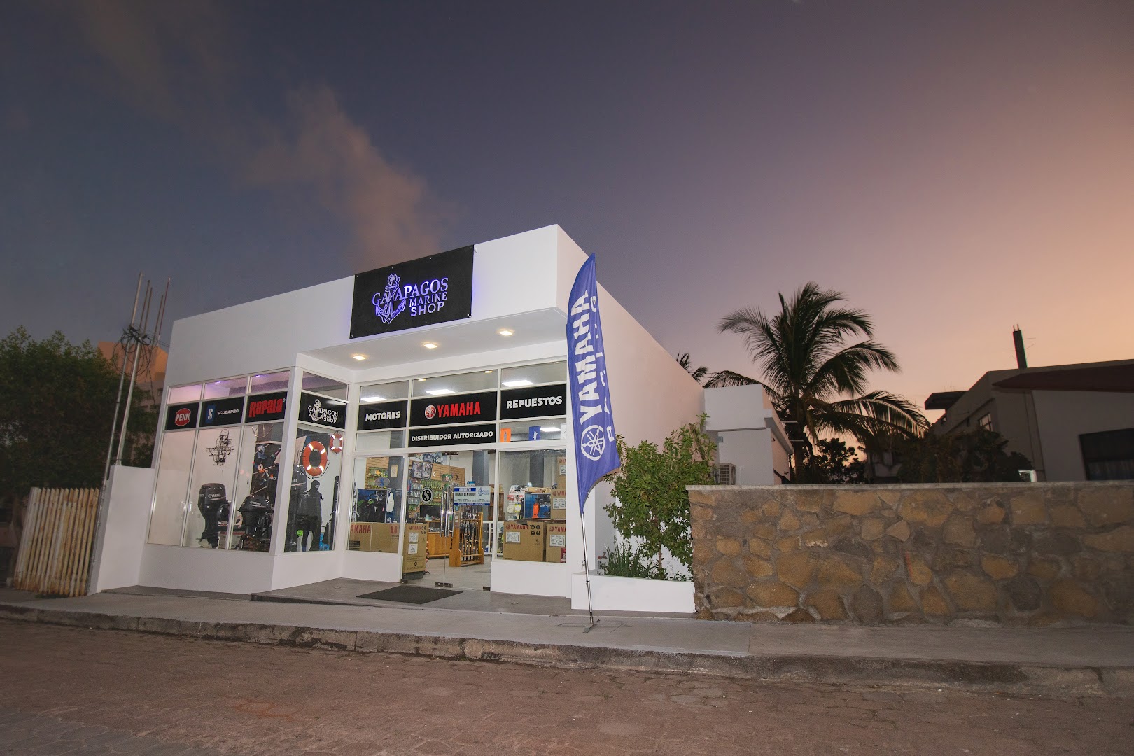 Galapagos Marine Shop: clear exterior shop photo