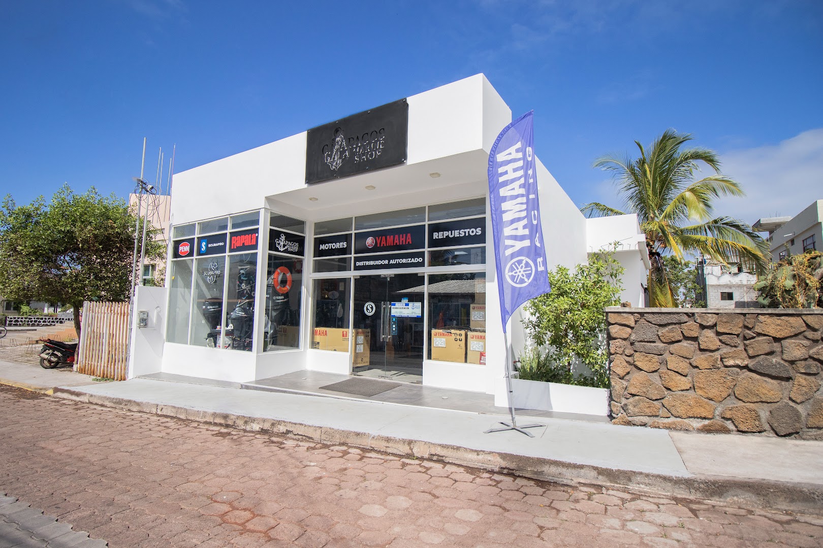 Galapagos Marine Shop: clear storefront photo of shop