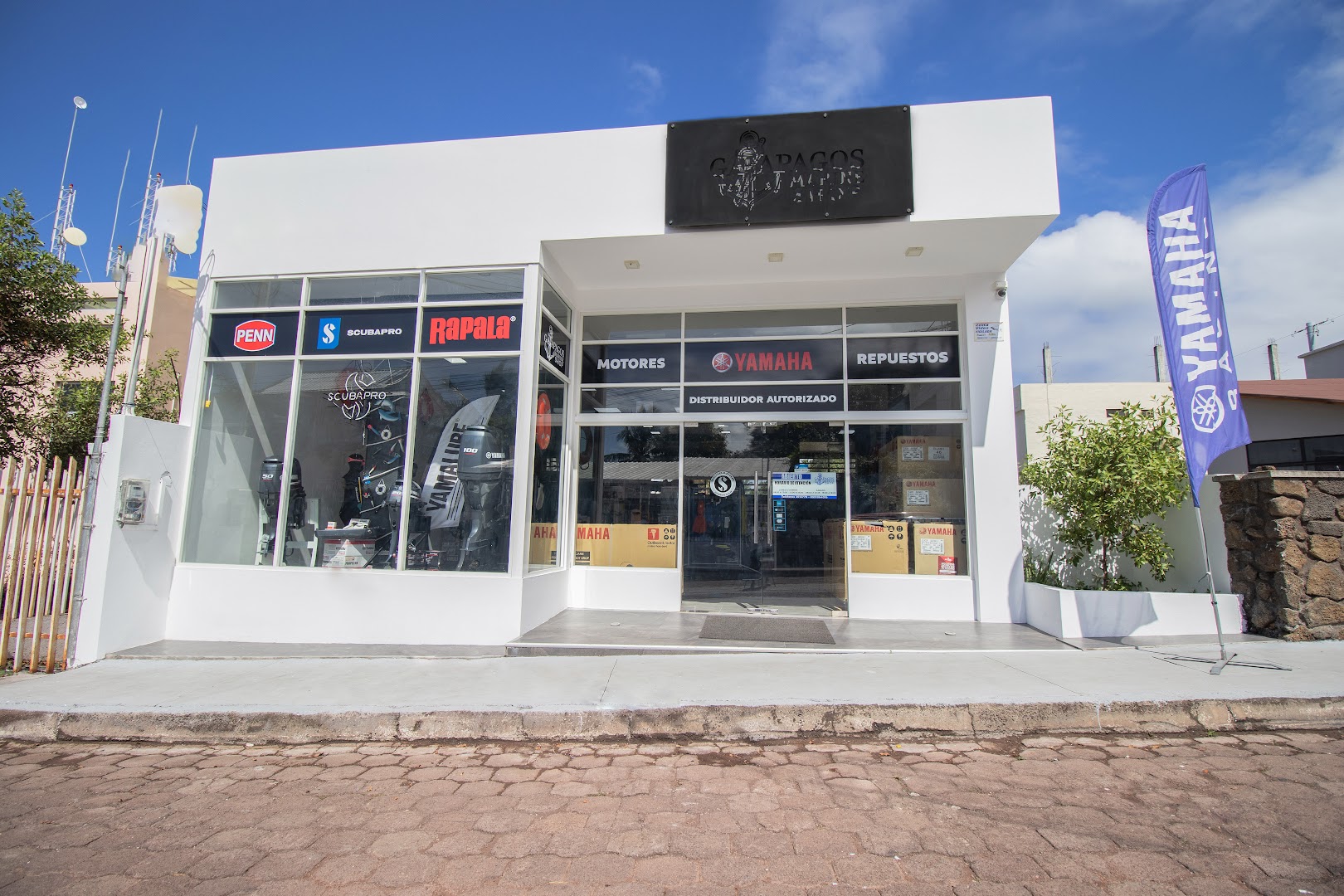 Galapagos Marine Shop: clear storefront photo of shop