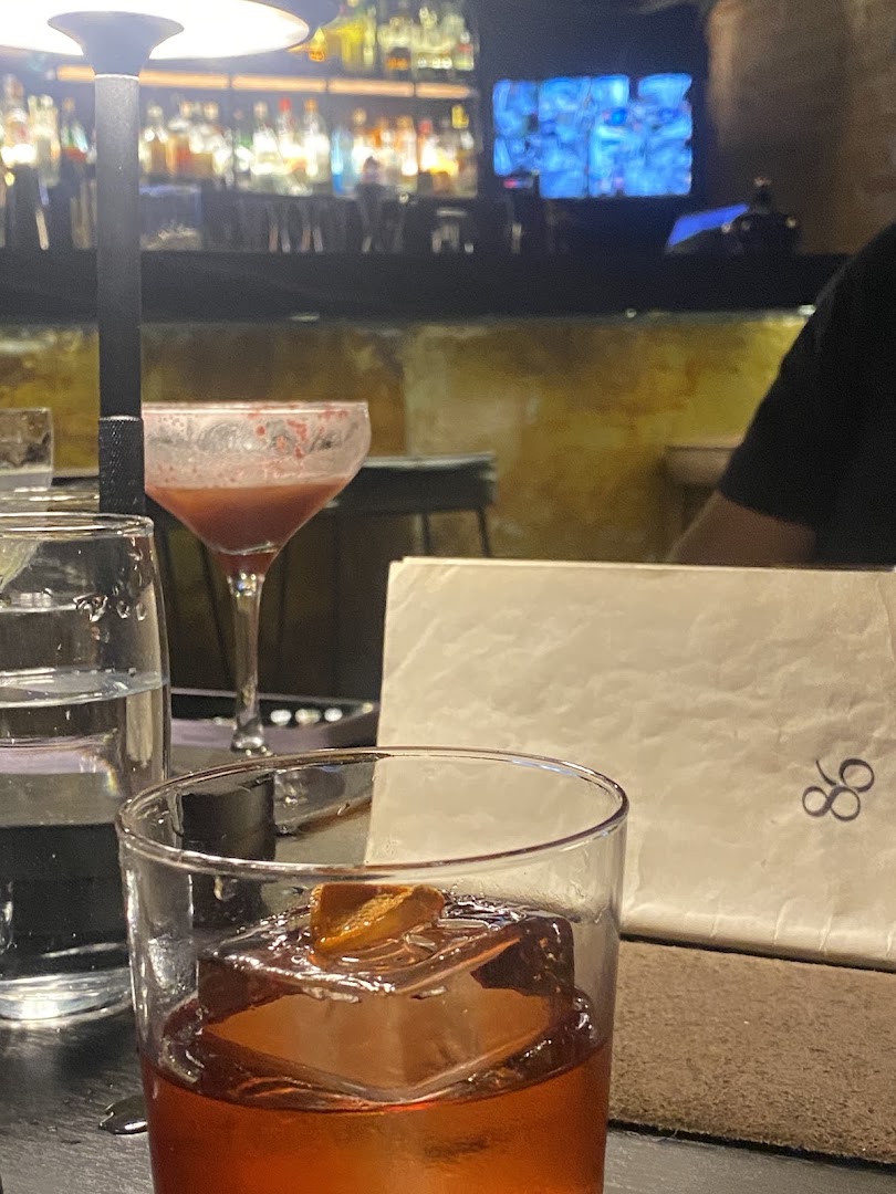 Código 86: atmospheric shot of bar drinks