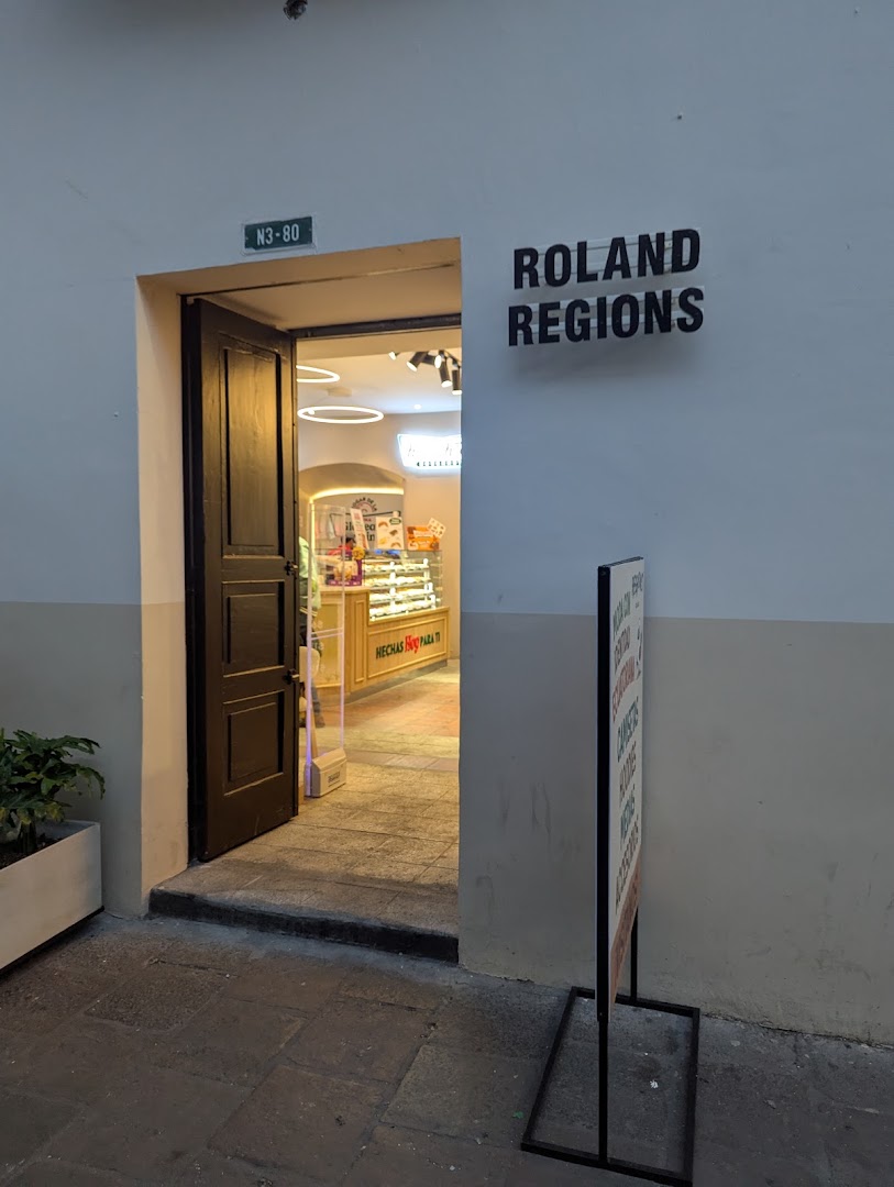 Regions by Roland: clear view of shop entrance