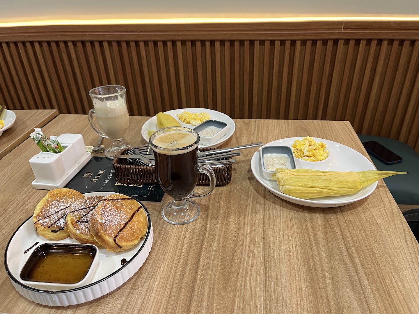 Framé: appetizing food and drink presentation