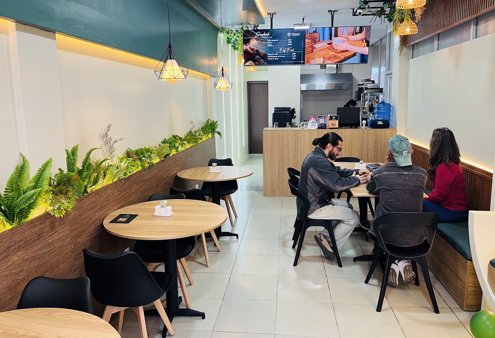 Framé: clear, inviting interior atmosphere shot