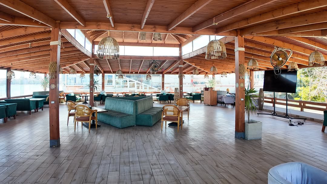 Grand House: clear, inviting restaurant interior shot