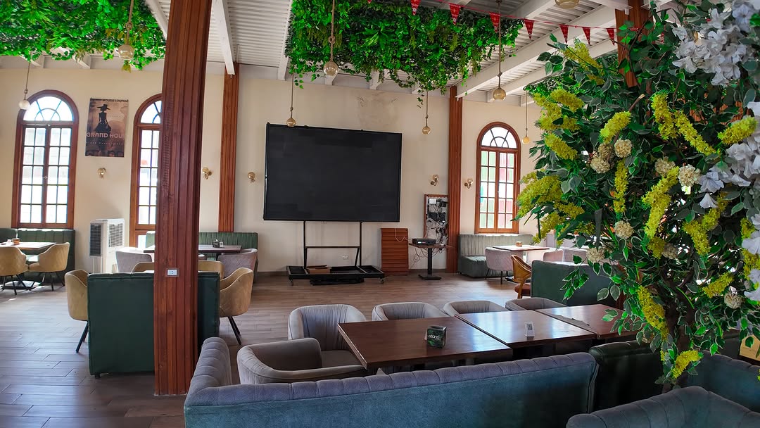 Grand House: clear view of restaurant interior