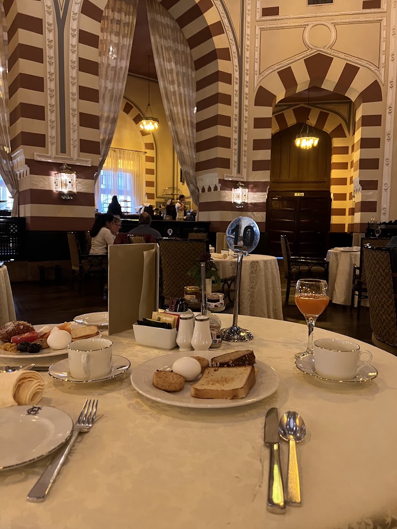 1902 Restaurant: attractive interior and breakfast setting