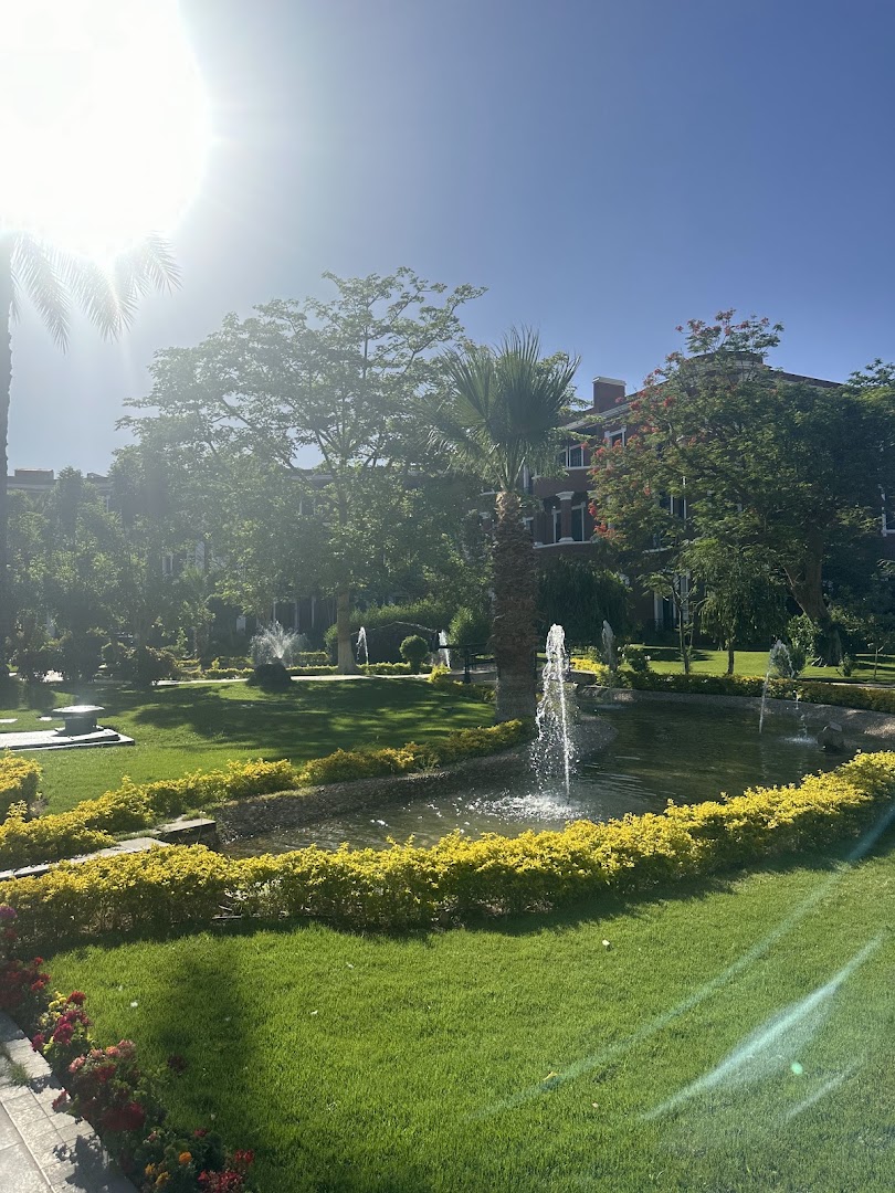 1902 Restaurant: beautiful garden and fountain view