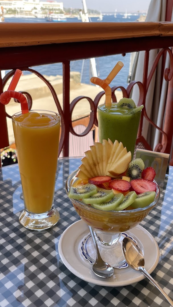 Aswan Moon: appetizing food and drink presentation