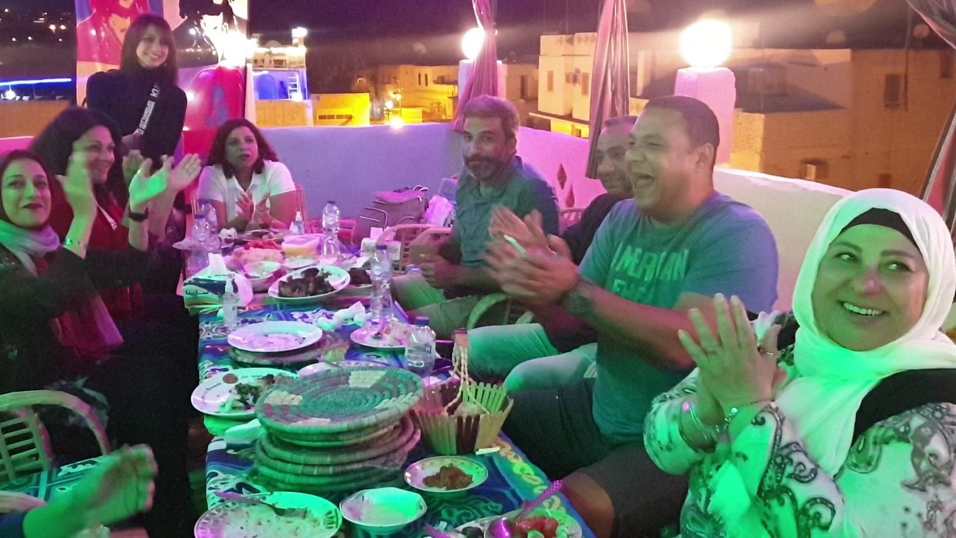 Bob Marley Moonlight Terrace Restaurant & Cafe: happy customers enjoying atmosphere