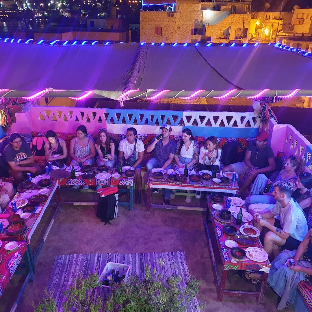 Bob Marley Moonlight Terrace Restaurant & Cafe: atmosphere and happy guests