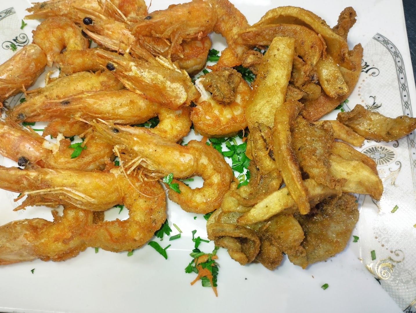 Chef Khalil Restaurant: appetizing photo of fried seafood